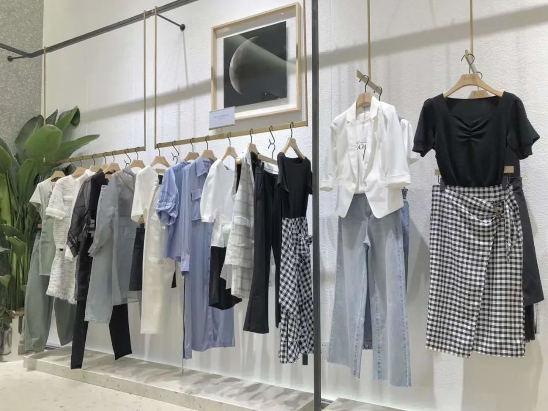 谁说服装店不行了？这个低调的女装却悄悄地开了1200多家店