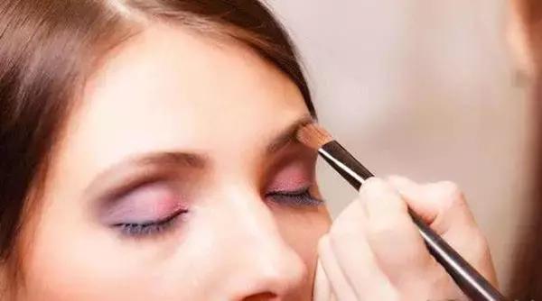 油性皮肤怎么化妆才不掉妆?油性皮肤化妆的正确步骤