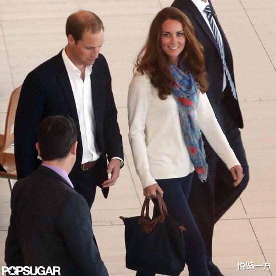 冬季围巾怎么搭配才保暖又时髦,凯特王妃系红色波点围巾