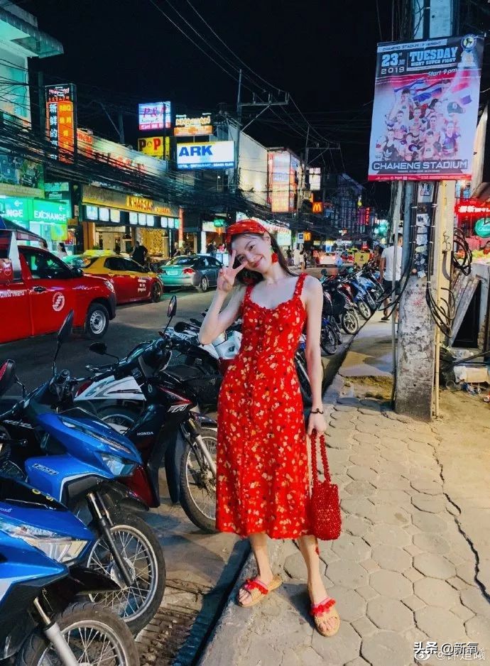 钟楚曦同款连衣裙丝绒,钟楚曦同款白色吊带连衣裙