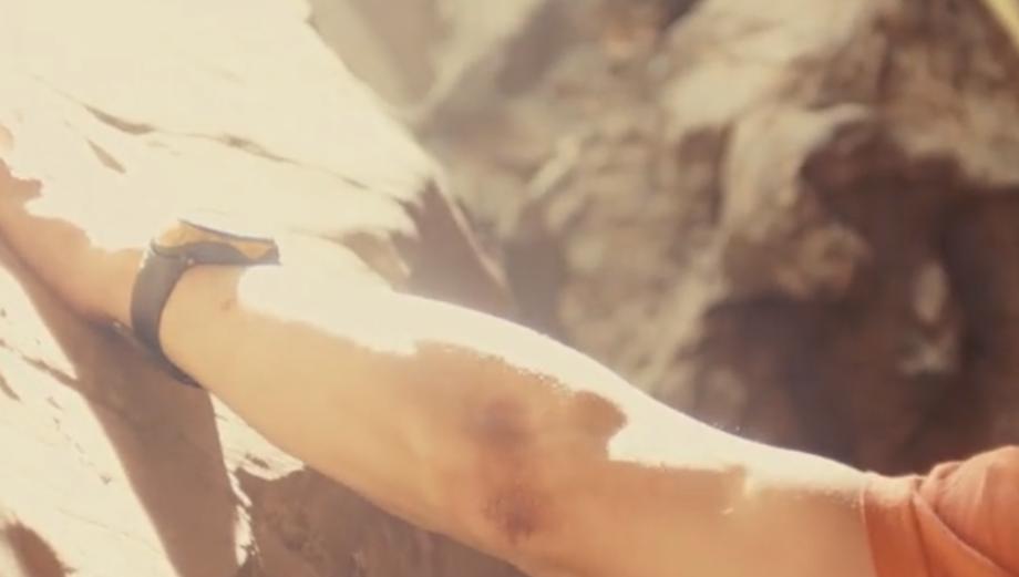 又渴又疼！手臂被石头卡住五天五夜？这部电影告诉你如何断臂求生