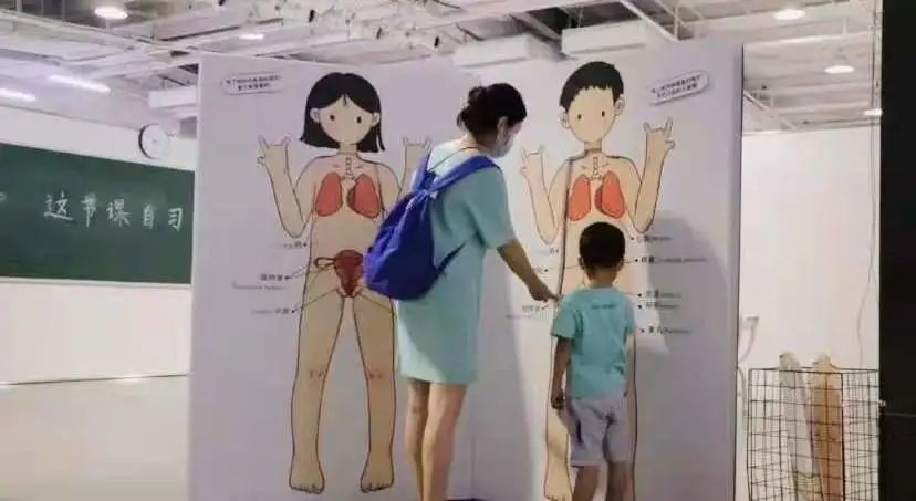 在家看*片A**被老妈撞见,她反手就带我去了个“18禁”场所