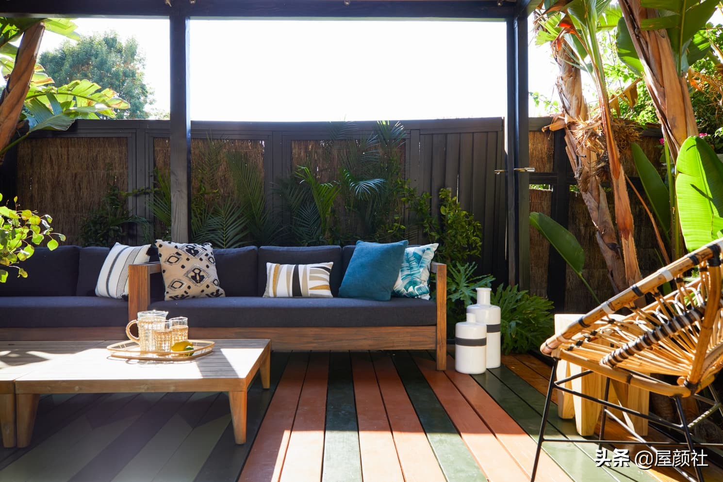 好莱坞明星詹妮娜的豪宅曝光。混搭复古，大胆涂色，居然还配秋千