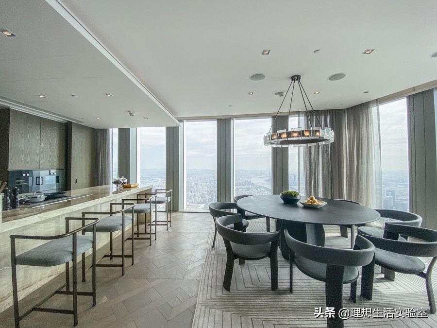 住在广州瑰丽酒店看外面风景,广州瑰丽酒店看到整个广州夜景