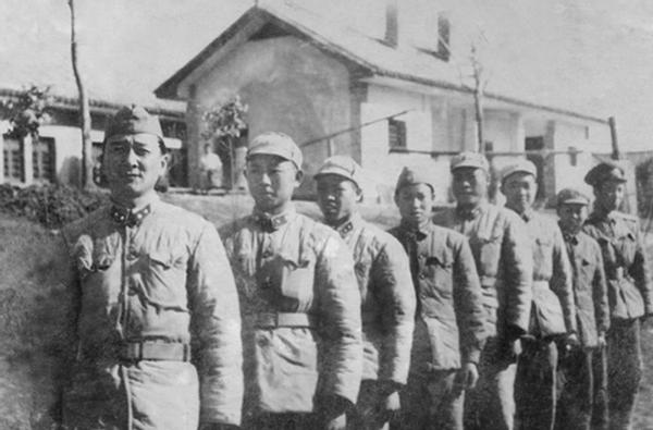 *世友许**嗜酒如命，和毛主席“约法三章”，被周总理喝得滑到桌子下