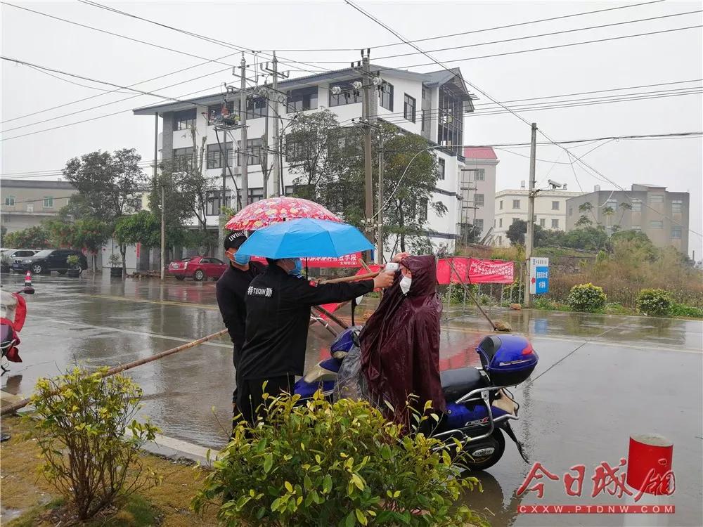 乡镇党总支送及时雨,村干部送水上门