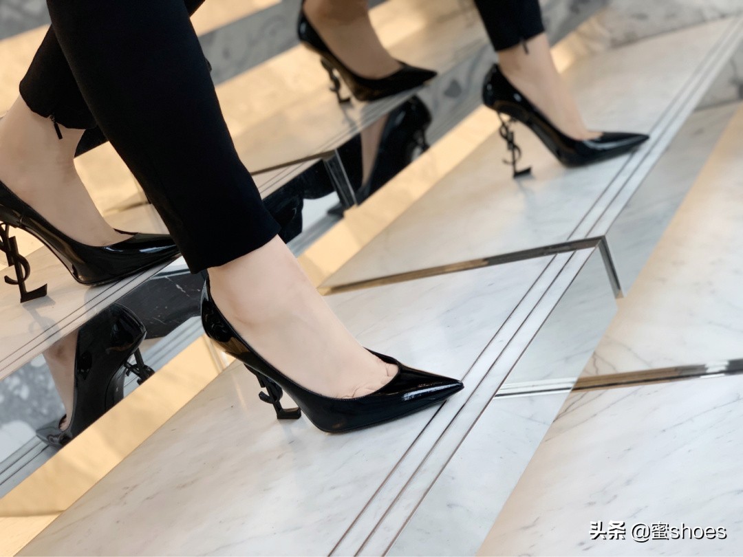 圣罗兰高跟鞋和红底高跟鞋哪个好,圣罗兰高跟鞋好穿的款式
