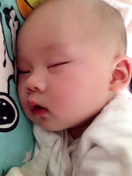 宝宝睡觉老是流口水是怎么回事,宝宝睡觉总流口水是怎么回事