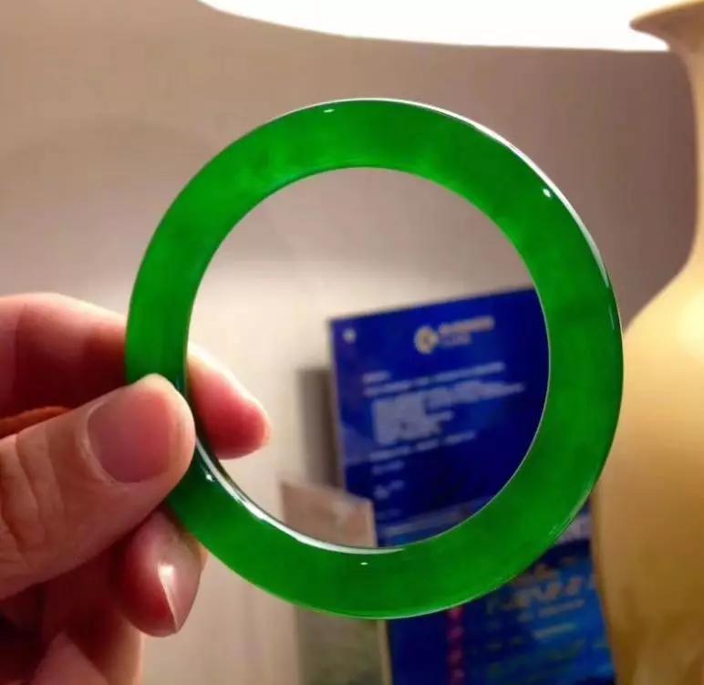 2018香港保利翡翠拍卖价格,保利春拍翡翠手镯5000万