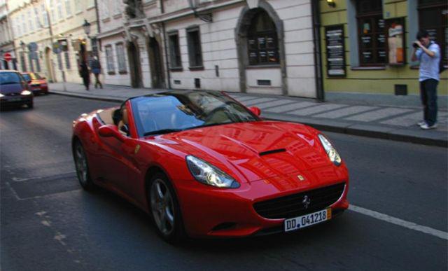 中国的车牌为什么这么丑?网友:我们只看数字···