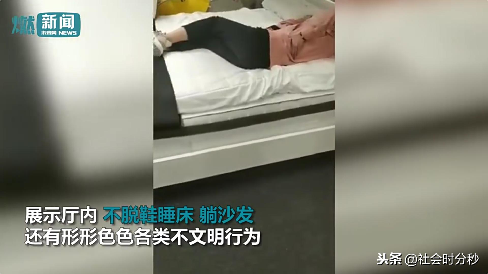 没素质！男童尿湿宜家沙发父亲发现后竟带孩子悄悄离开