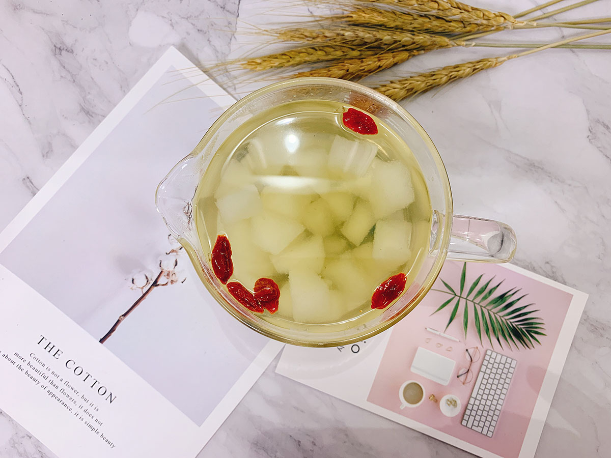 雪梨菊花水怎么煮降火,菊花雪梨冰糖饮怎么做好吃