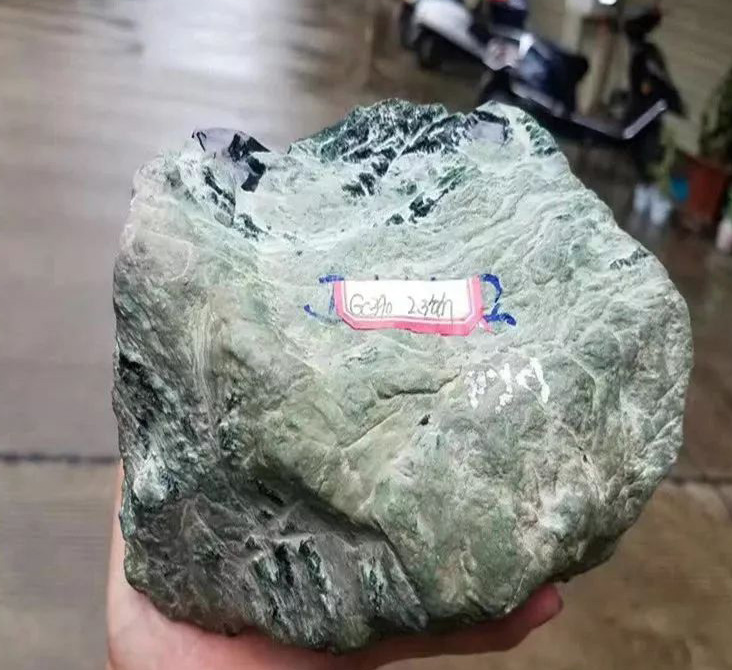 翡翠原石新手必看,如何在翡翠原石皮壳上看有没有棉