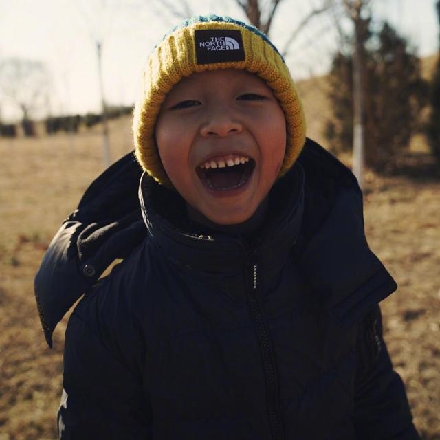 姚晨跟儿子在机场，小土豆呆萌的表情变潮男，这小嘴巴跟妈太像了