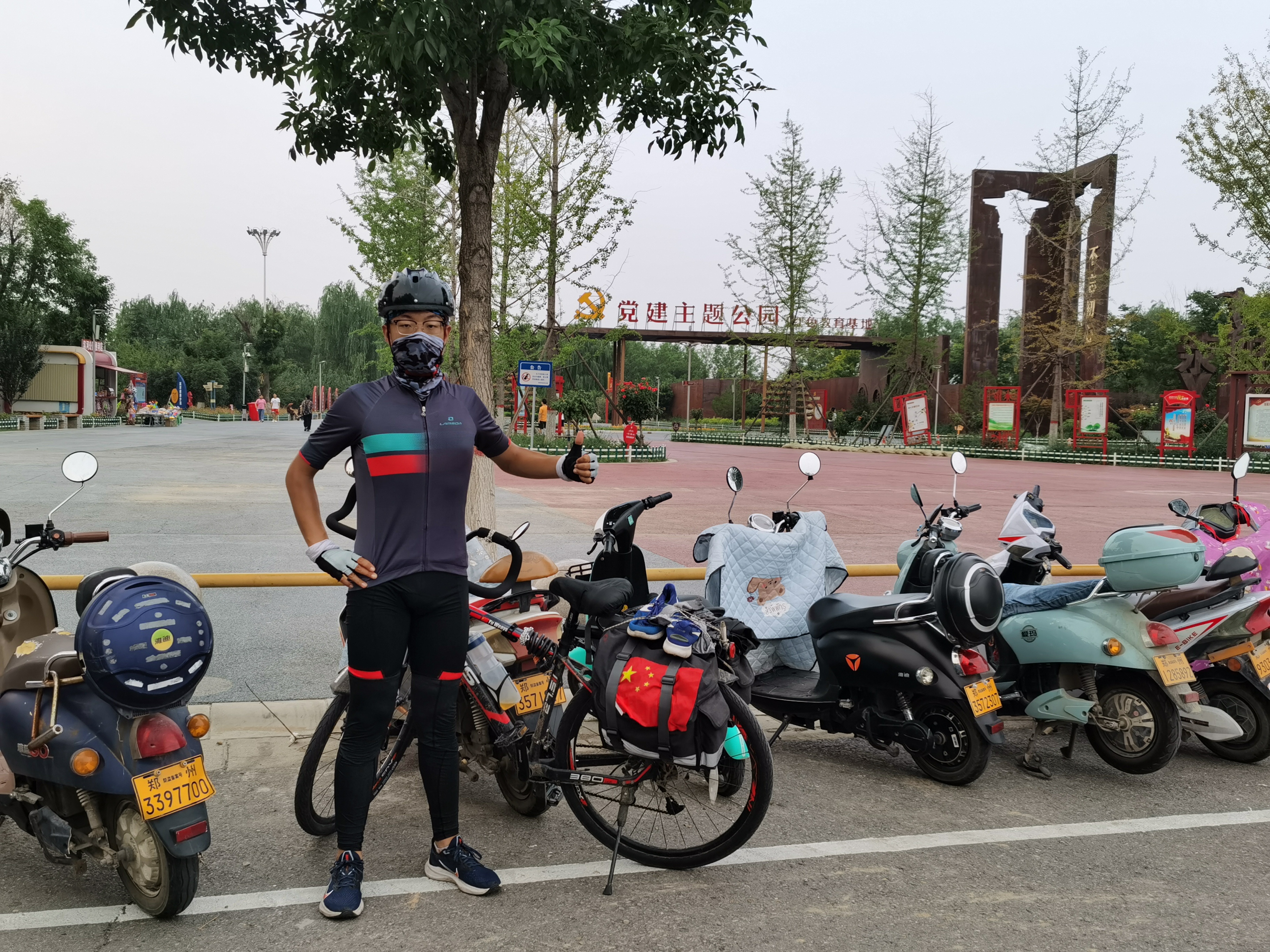 千里单骑追红旅，救灾我先行，我校生环学院这个男生有点酷