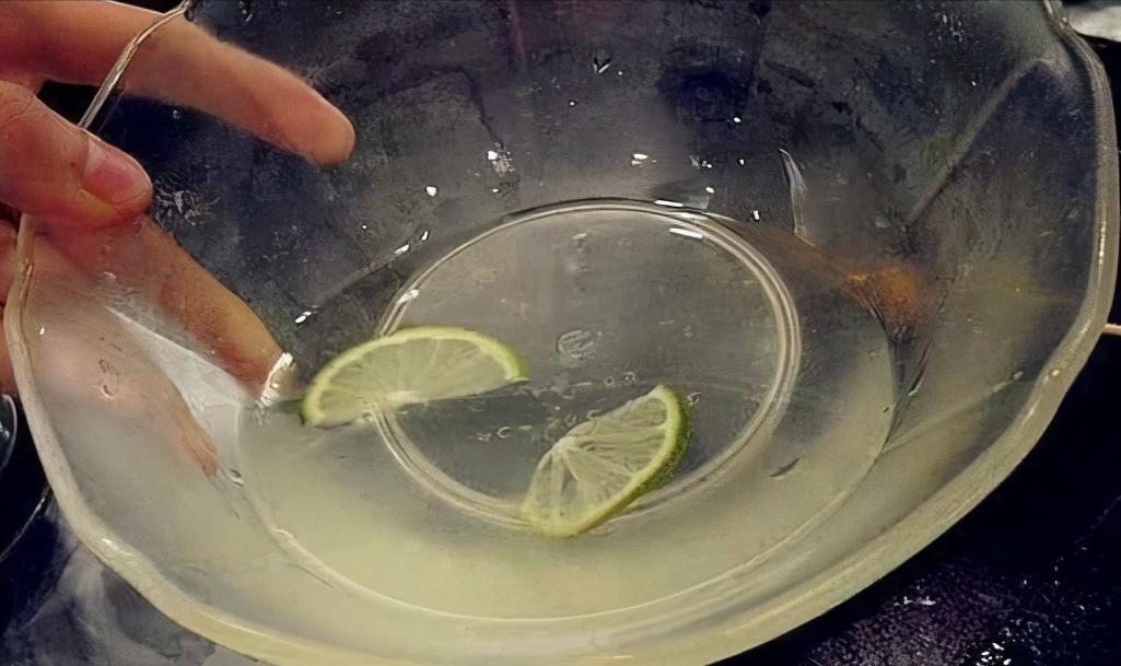 吃西餐前服务员都会送来柠檬水 (吃牛排时桌子上的柠檬水是干嘛的)