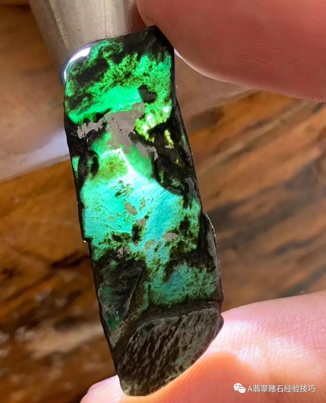 翡翠的颜色越浓越好吗,翡翠的光泽度等级区别