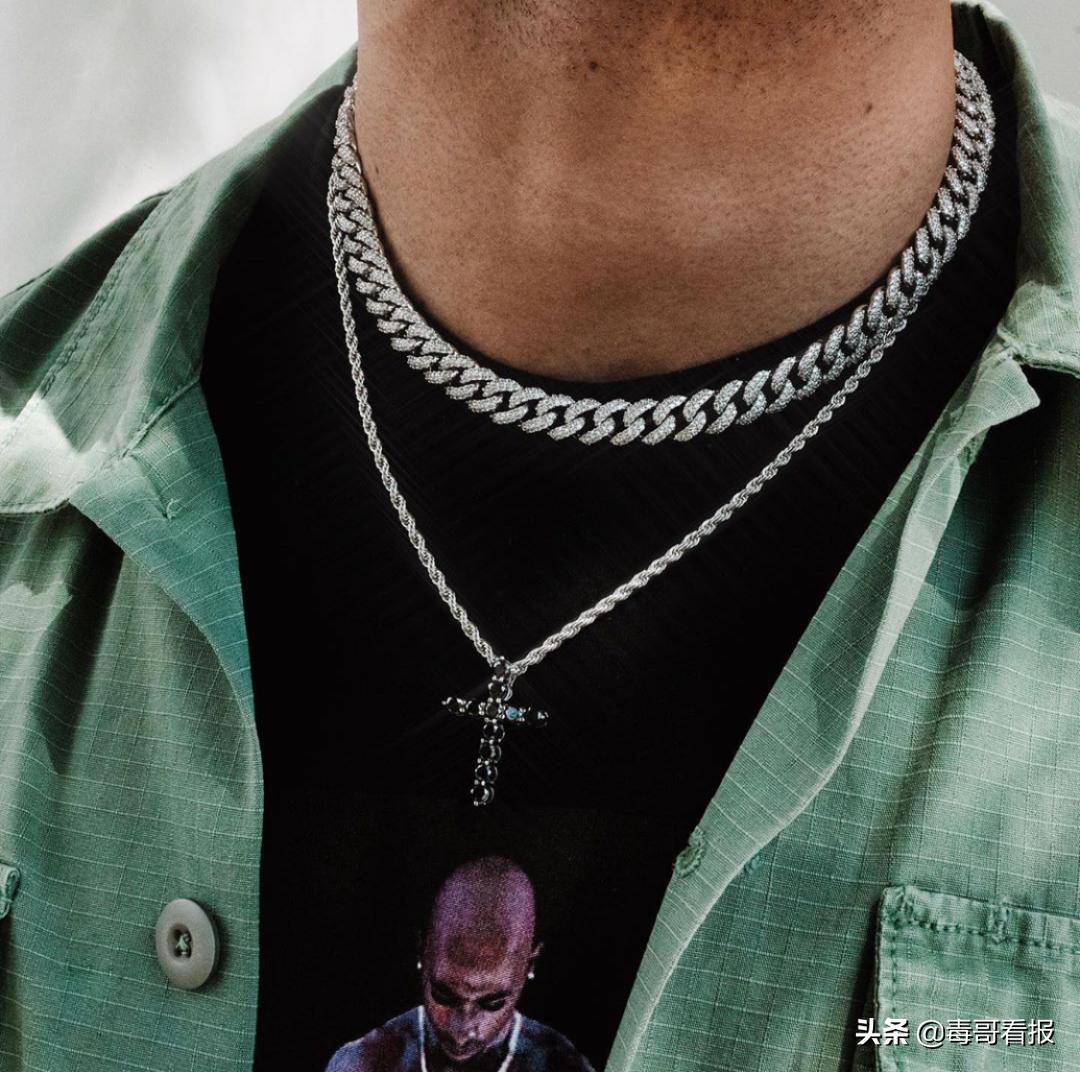 简约的首饰往往是穿搭的必杀技,首饰穿搭