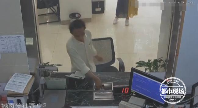 密码纸条就夹在存折中！家中被盗后，男子直接去银行取钱