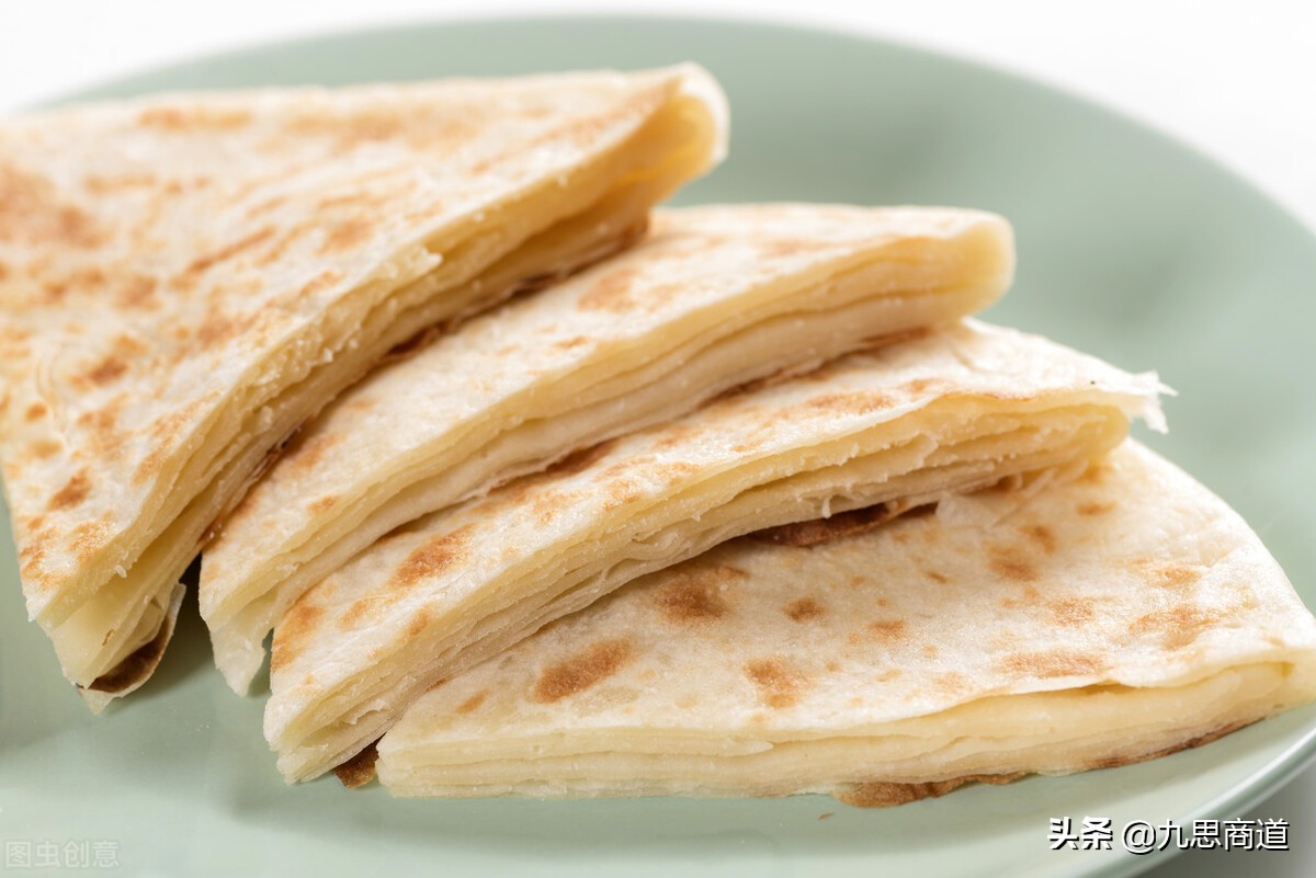 小伙摆摊卖千层饼,小伙摆摊卖鸡蛋饼三年