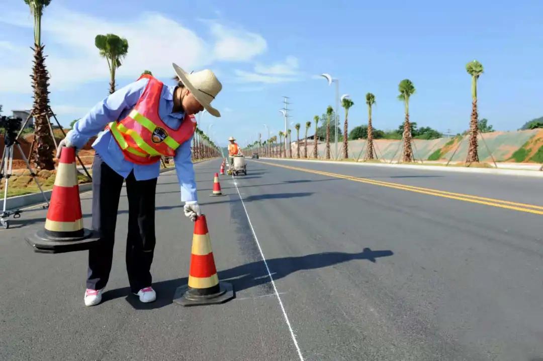 不惧高温坚守一线,无惧高温烤验坚守一线