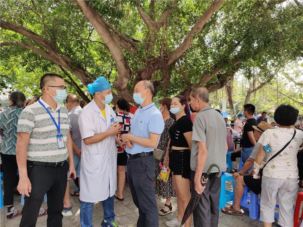 中医义诊进社区服务居民零距离,中医文化进社区健康义诊暖民心