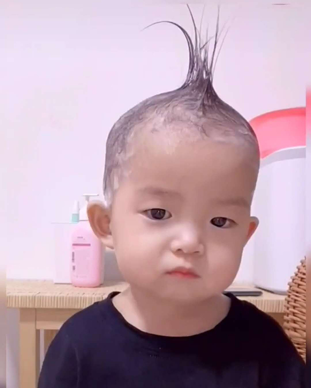 女孩儿发型发量少,女儿头发少妈妈给剪光头