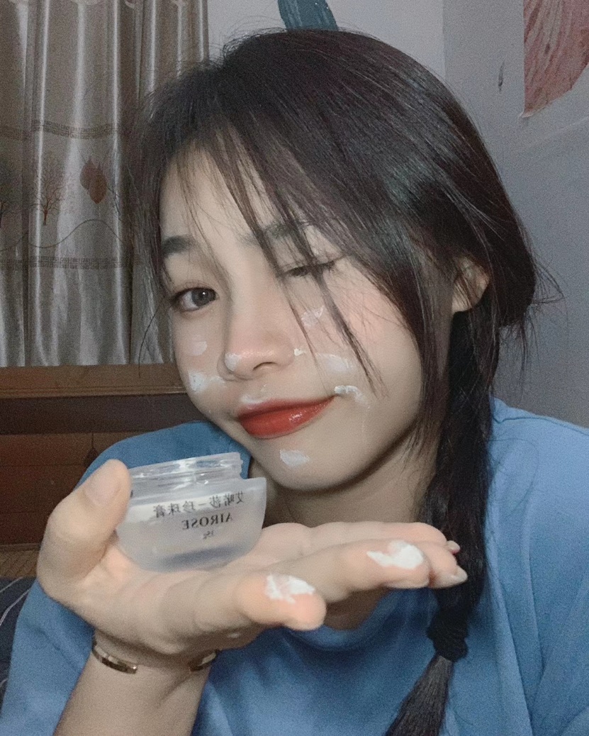 炎夏肌美白，艾喏莎珍珠膏给你健康沁养肌肤