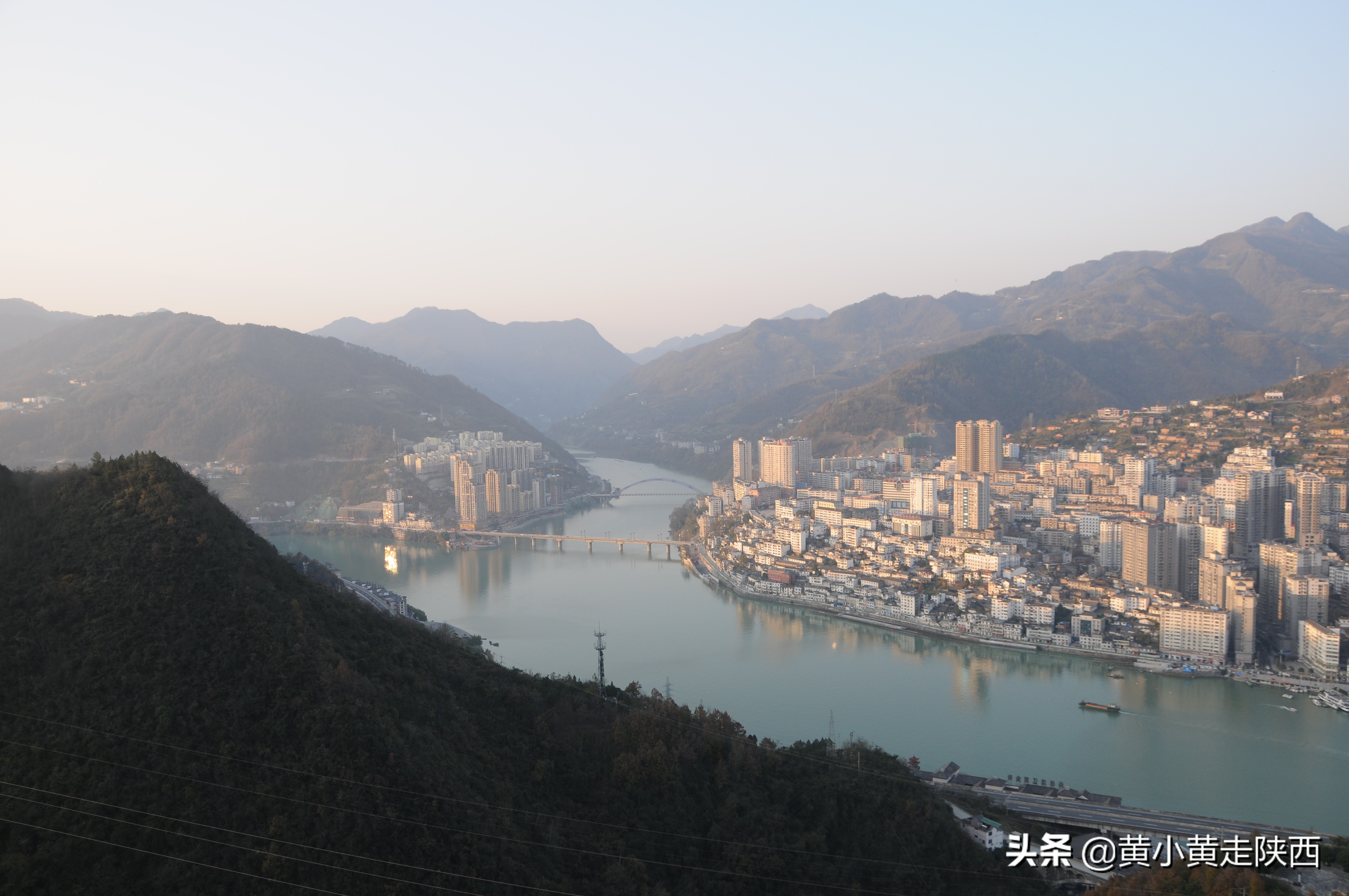 陕*藏西**了座“湘西小城”,人们一出门就爬坡,坐船比走路多