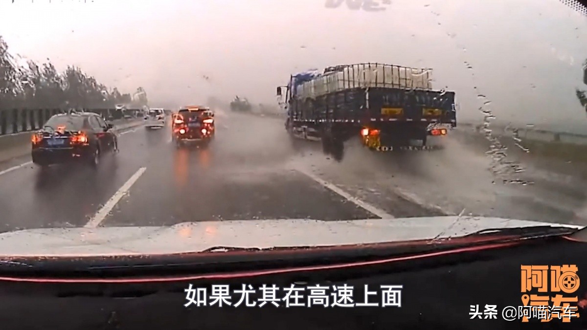 老司机霸气起步单手打方向,汽车打方向视频教学