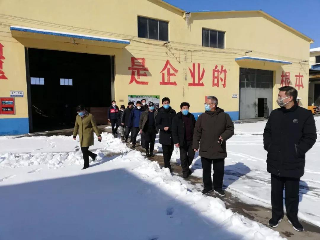 打着钢板的脚走遍57个村庄，疼得浑身打颤却选择“疫”往无前！