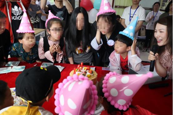 让快乐陪伴成长之路杭州华研白癜风病医院为儿童患者过生日