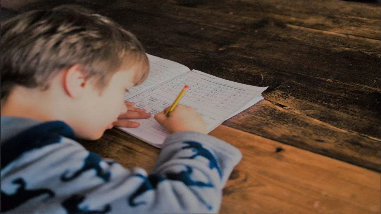 孩子会驼背怎么办,家小孩有点驼背怎么办