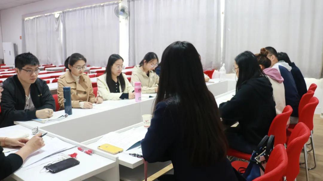 银行面试可以穿常服吗,银行面试可以穿西装加马丁靴吗