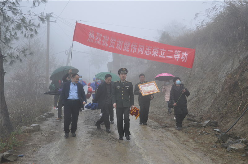 捷报雨中来苗寨齐欢腾