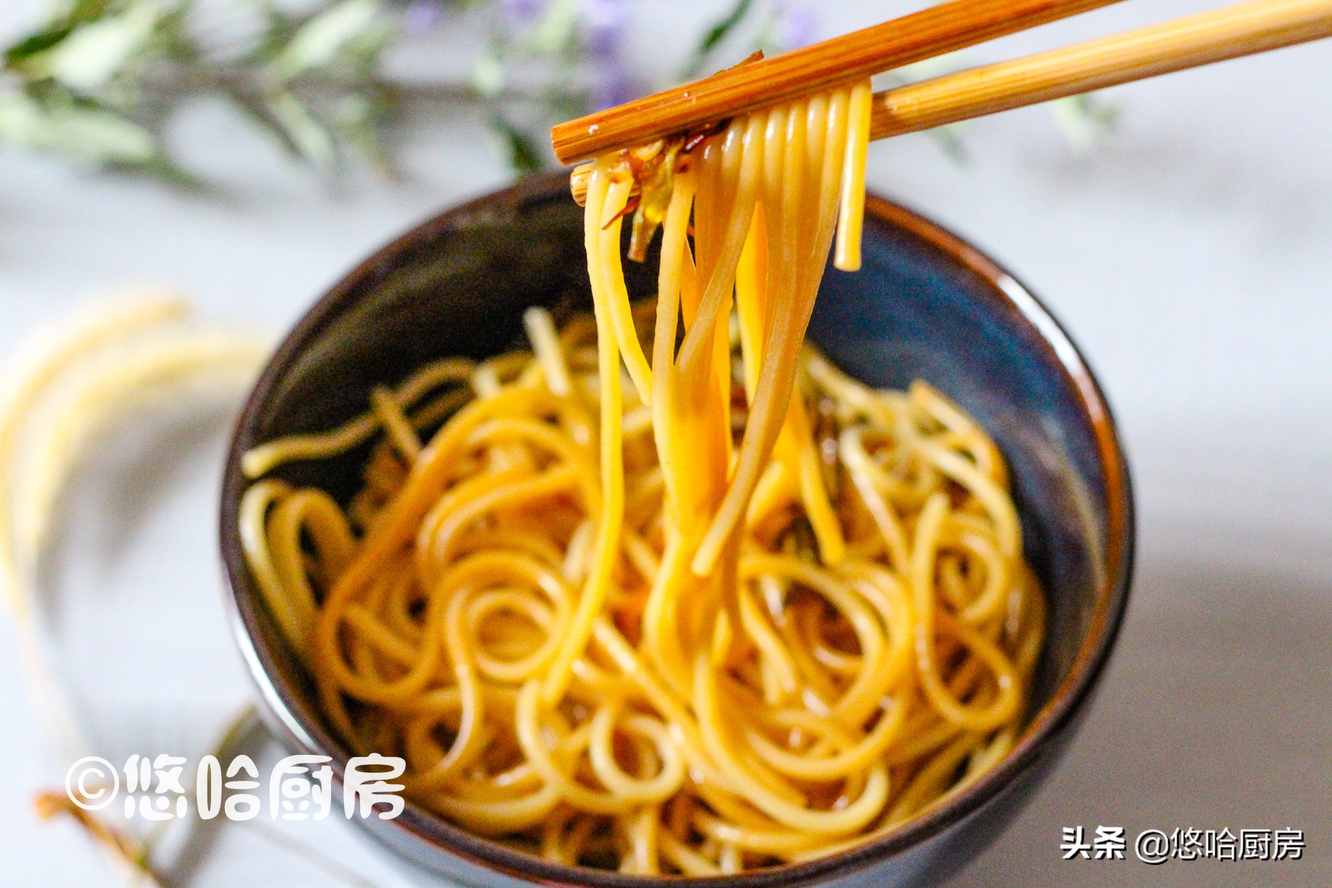 这碗面，用料简单，却香味扑鼻，十分钟搞定的小幸福