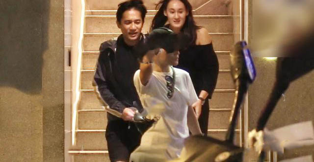 刘嘉玲曝梁朝伟证件照 (刘嘉玲公开照片)