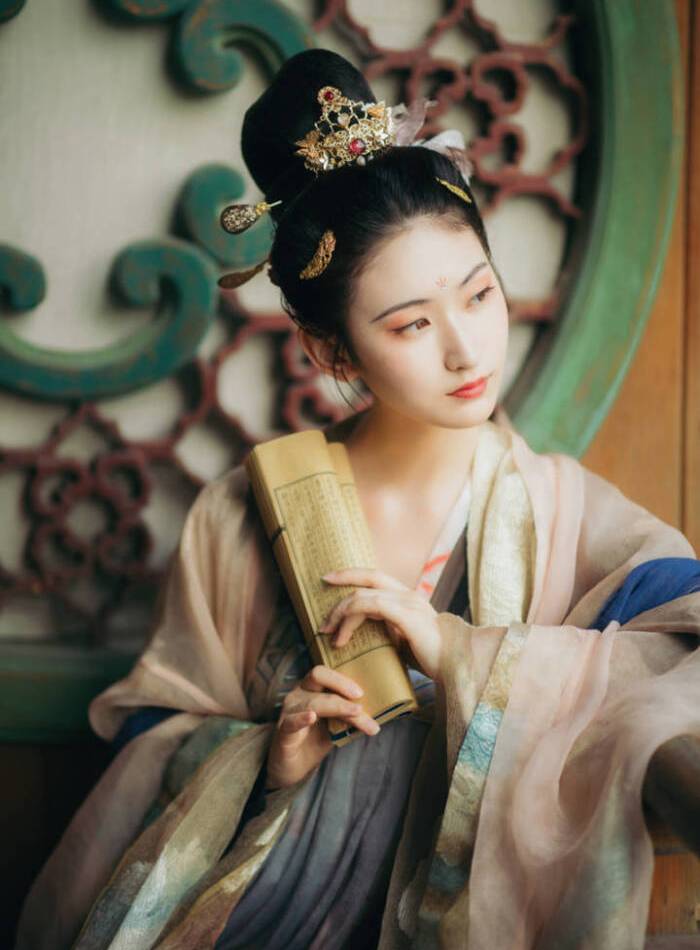 脸上有三颗痣的女人,古代下巴有痣的女人