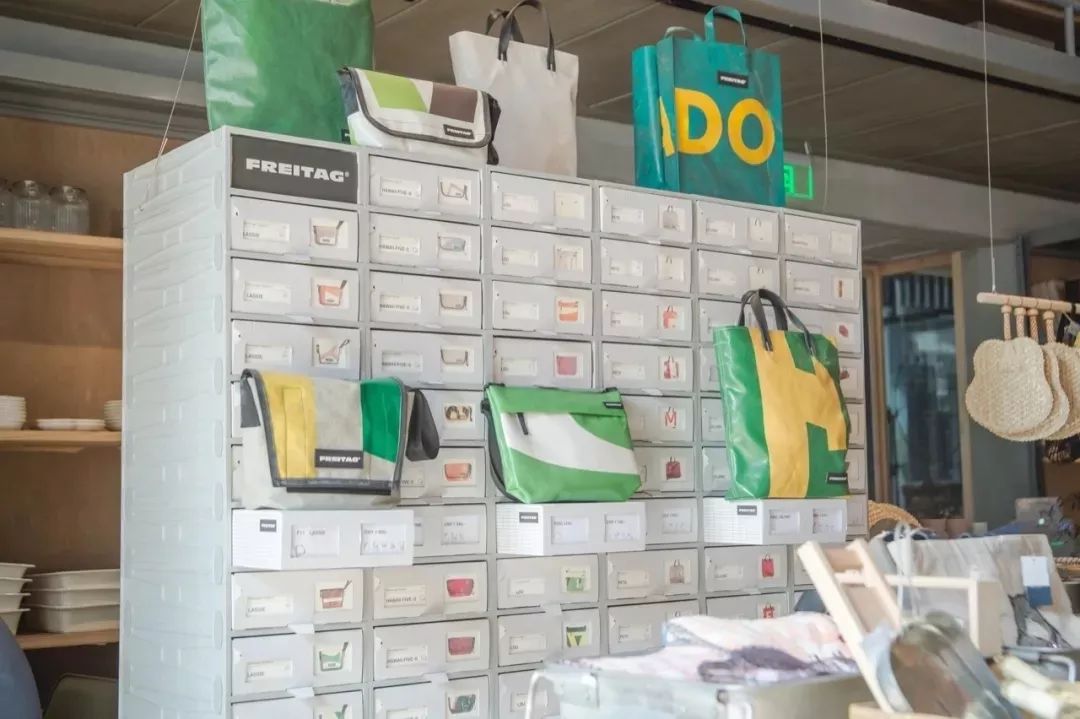 西安赛格品牌大升级!瑞幸和COACH做邻居,西安商业8月迷幻现实