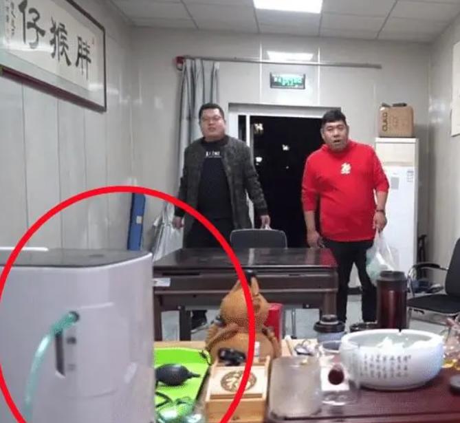 600斤胖猴仔呼吸困难还吃，猪大肠一口一根，洗洁精都往锅里煮