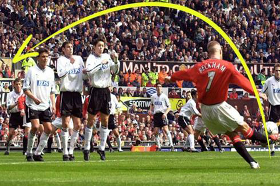 在空中画出了一道弧线,在空中划过一道抛物线