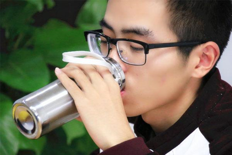 央视保温杯热水变毒水,央视曝光保温杯喝毒水