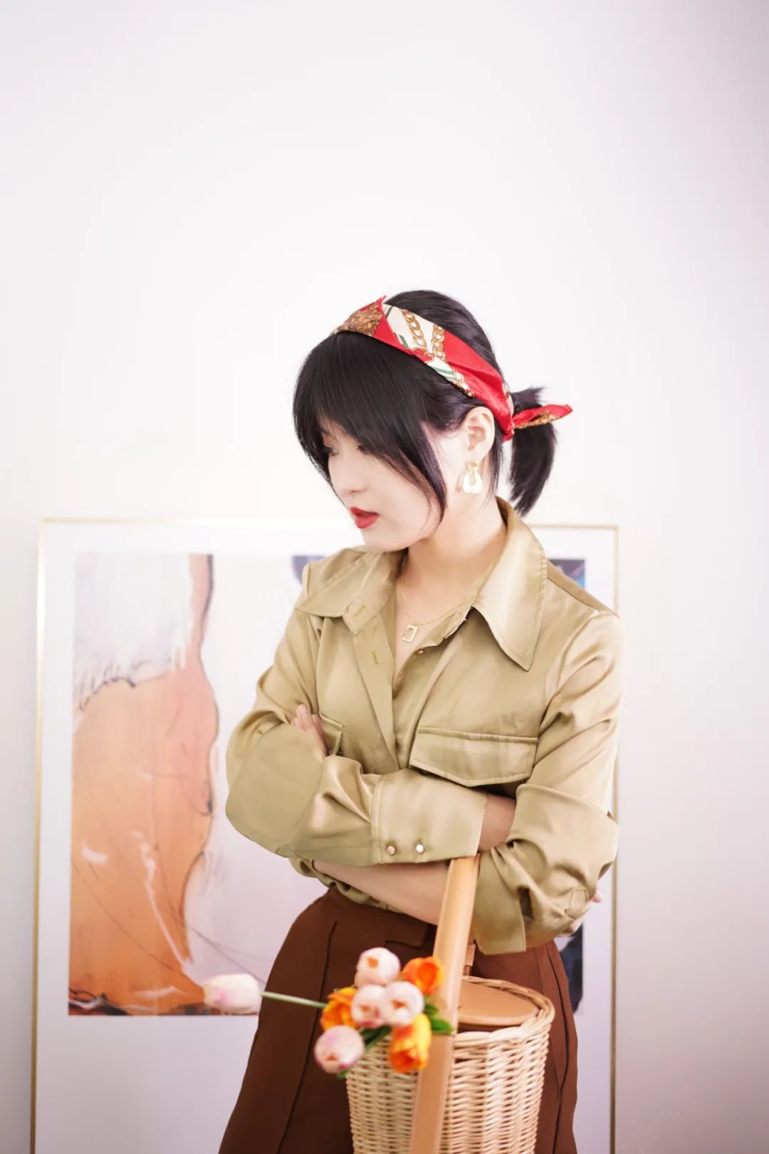 桑蚕丝丝巾春季怎样搭配衣服,春季长丝巾的系法简单又漂亮