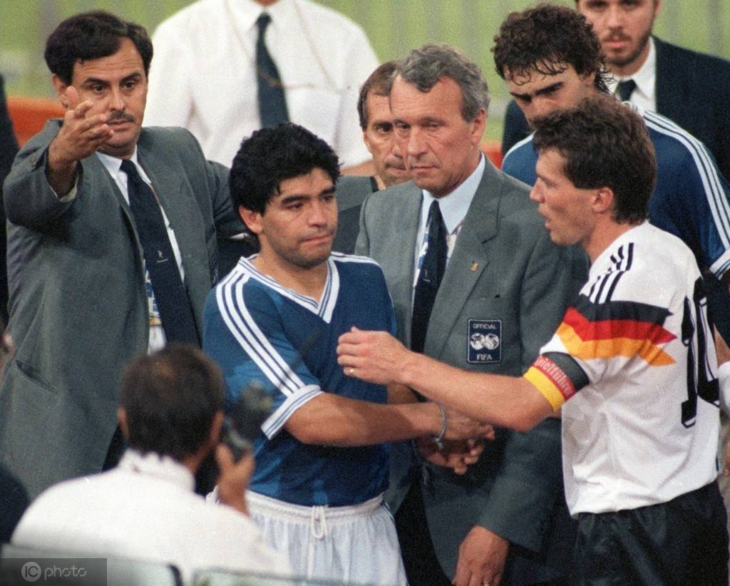 马拉多纳背后的故事,马拉多纳贝利的恩怨