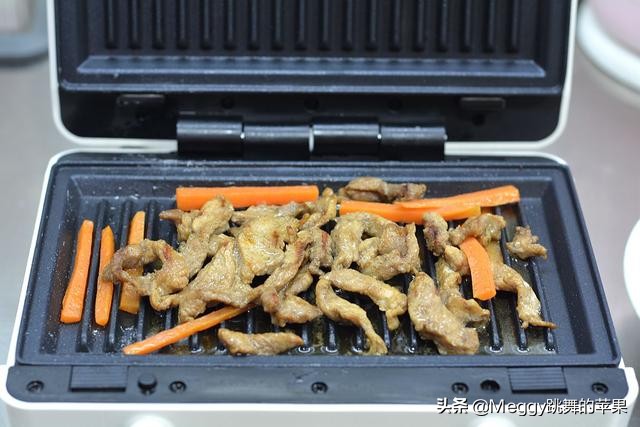 1块面擀一擀，空心烙饼鼓囊囊，夹上烤肉真叫香，国庆假期就吃它