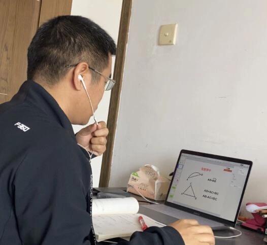 华侨城中学线上*党**旗红,*党**员示范当先锋