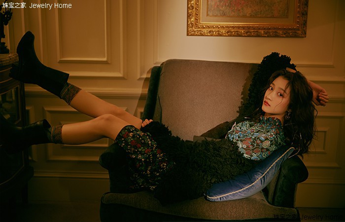 鹿晗关晓彤官宣戴的手表,鹿晗和关晓彤同款项链