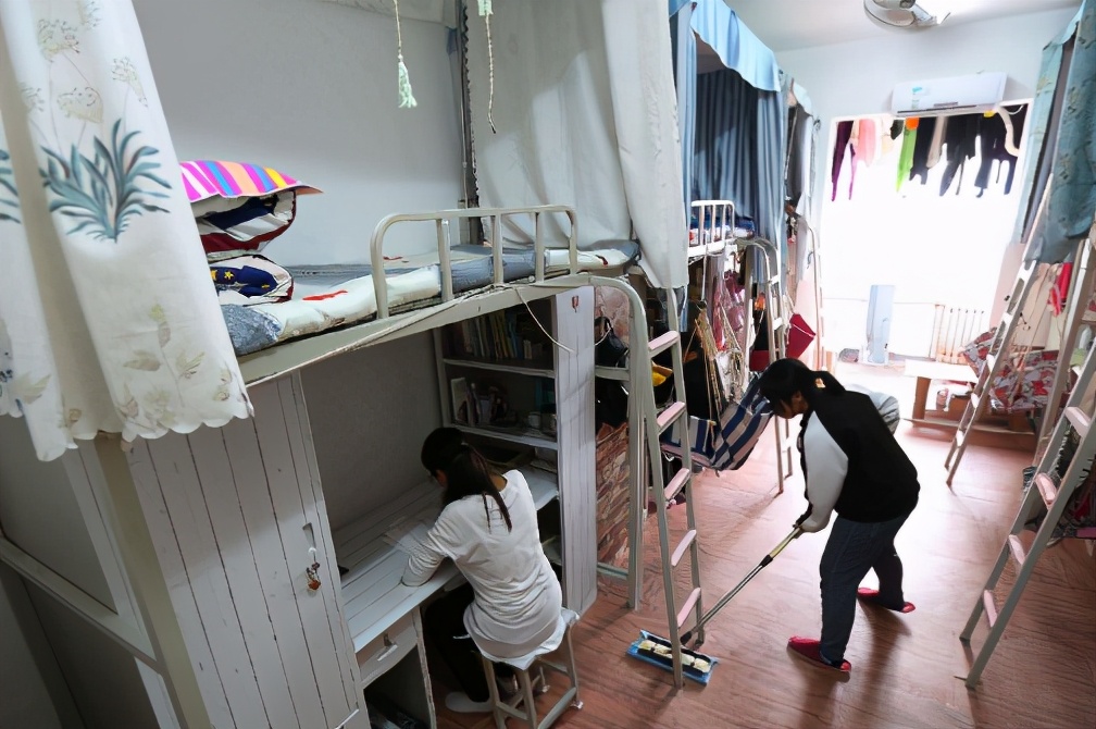 大学刚开学，学生就被舍友针对，半夜在论坛哭诉，学姐：活该