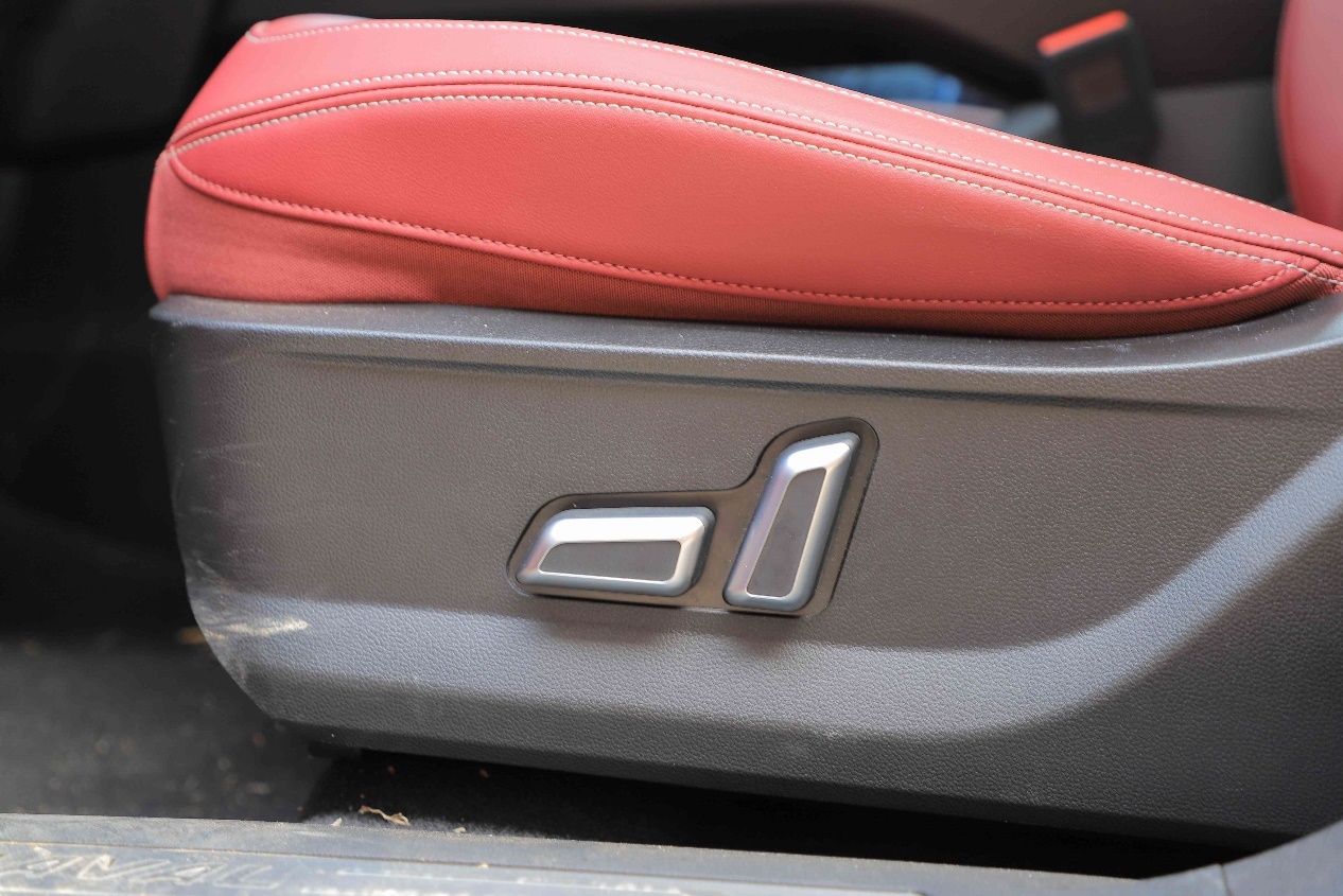 国民神车第三代哈弗h6亮点全解析,空间大动力强更省油第三代哈弗h6