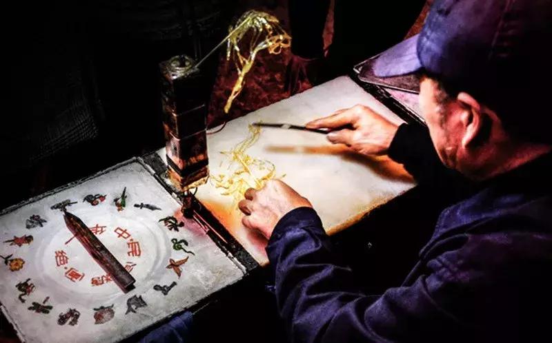 21岁日本小伙立志复兴糖艺制作，5分钟捏出金鱼熊猫，你舍得吃吗